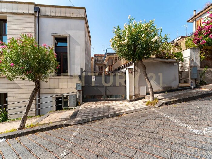 Casa quadrilocale in vendita in Via Monte Grappa, Zafferana Etnea