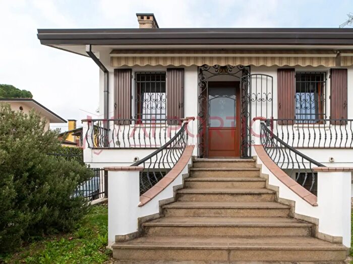 Casa quadrilocale in vendita in Via Bernardo da Piove, Piove Di Sacco