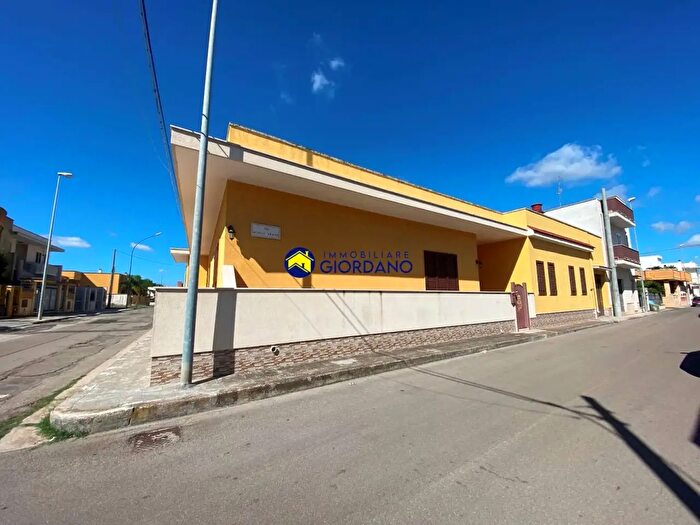 Casa con 14 locali in vendita in Via Einaudi Angolo Via Achille Grandi, Squinzano