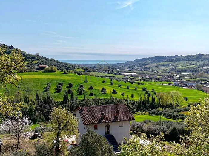Casa con 8 locali in vendita in Contrada San Pietro, Massignano