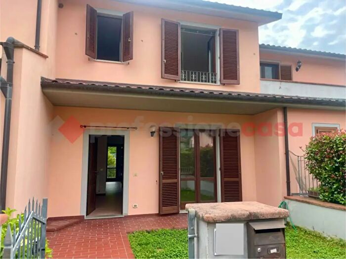 Casa con 6 locali in vendita in Via Piave B, Barga