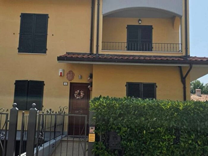Casa con 6 locali in affitto in Via Alberico Gentili, Centro, Caldarola