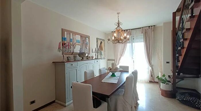 Appartamento con 10 locali in vendita in Via Milazzo Carpi Mo Carpi, Carpi