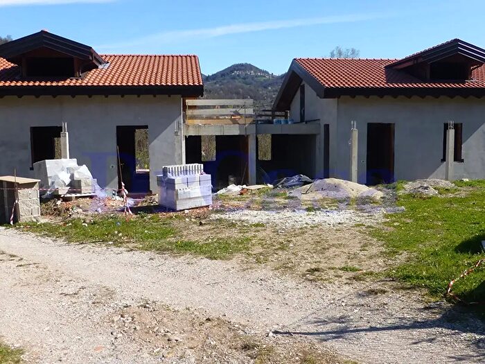 Casa quadrilocale in vendita in Via Provinciale, Cremenaga