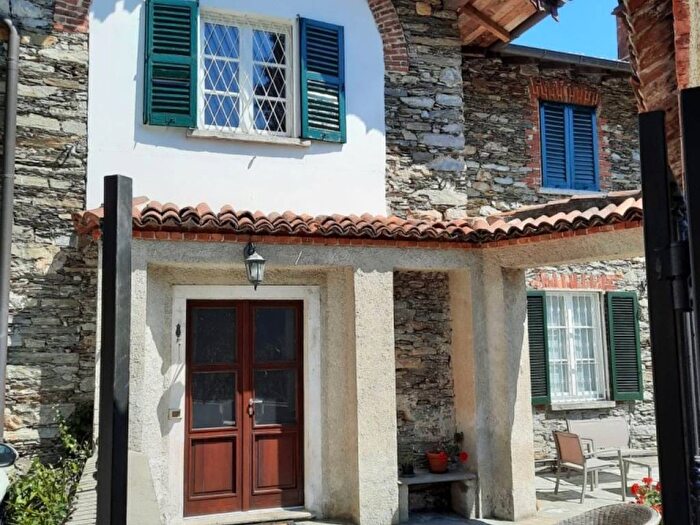 Appartamento trilocale in affitto in Corso Risorgimento, Ghiffa