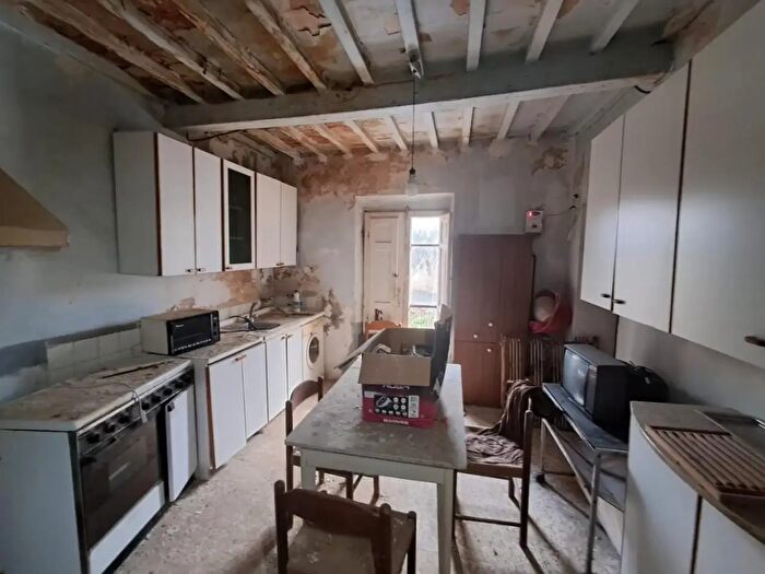 Casa con 8 locali in vendita in Casciana Terme Lari