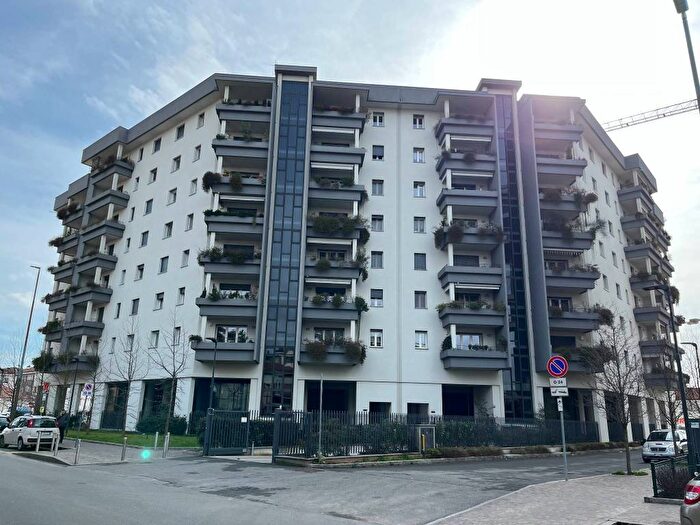 Appartamento trilocale in affitto in Via Emilio Borsa, Cederna, Monza