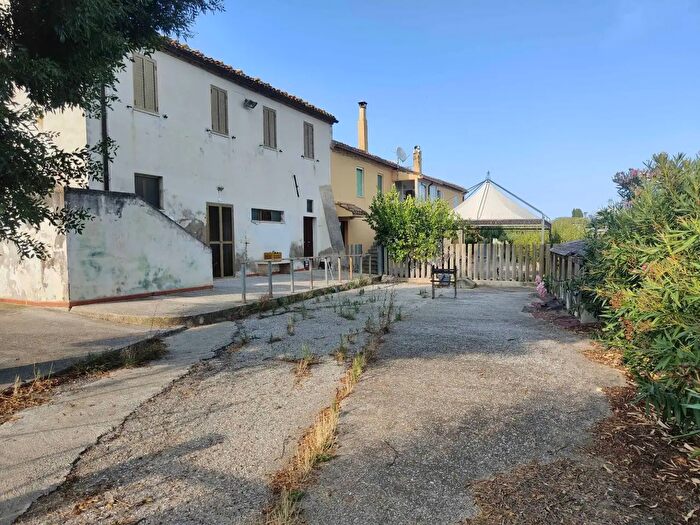 Casa con 9 locali in vendita in Contrada Colle di Guardia, Ripatransone