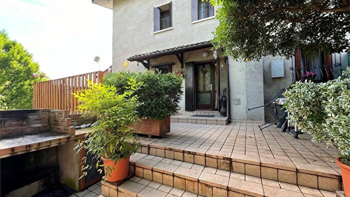 Casa con 10 locali in vendita in Pederobba, Montebelluna