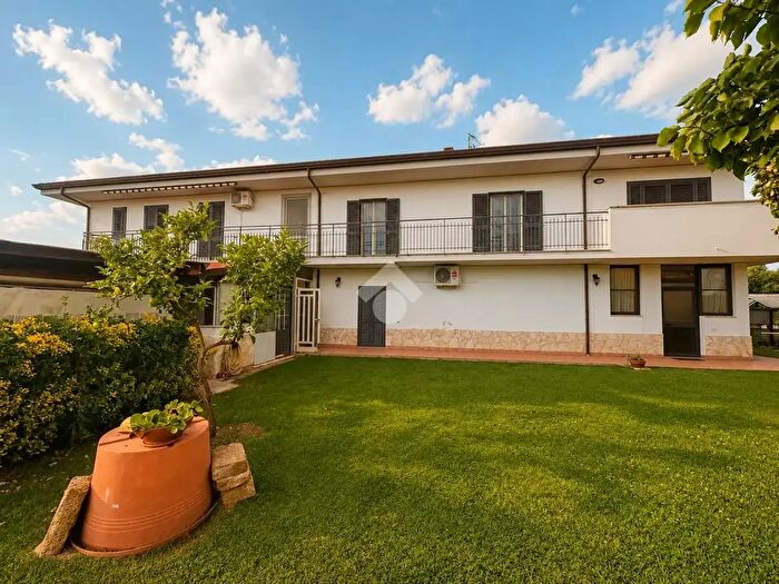 Casa con 7 locali in vendita in Villa Plurifamiliare Via Covino, Fondi