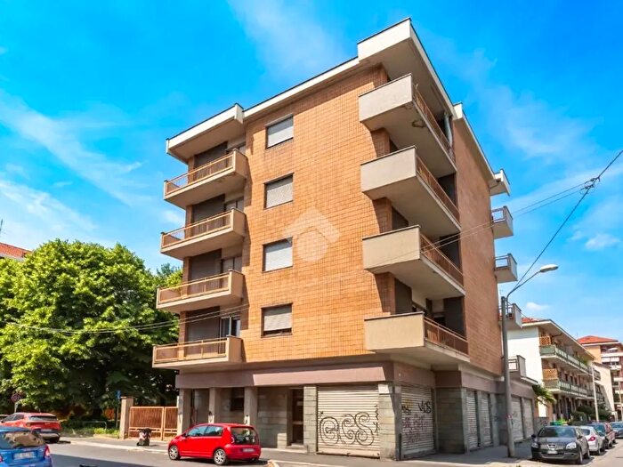 Appartamento trilocale in vendita in Via Challant, Torino