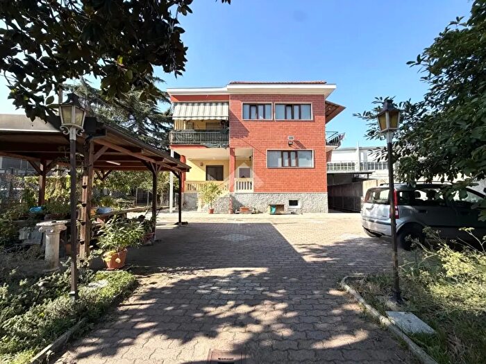 Casa con 9 locali in vendita in Via Dante, La Loggia