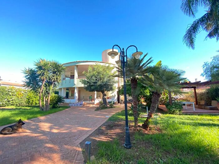 Casa con 10 locali in vendita in Isola, Siracusa