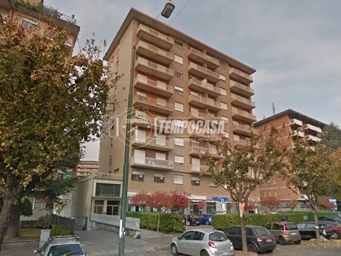 Appartamento trilocale in vendita in Via Borgaro, Torino