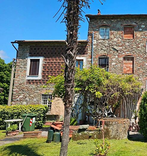 Casa con 6 locali in vendita in Via delle Sane Vecchie Capannori, Capannori