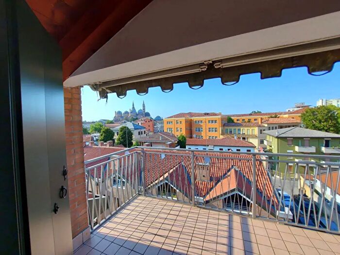 Appartamento con 6 locali in vendita in Via Michele Sanmicheli, Padova