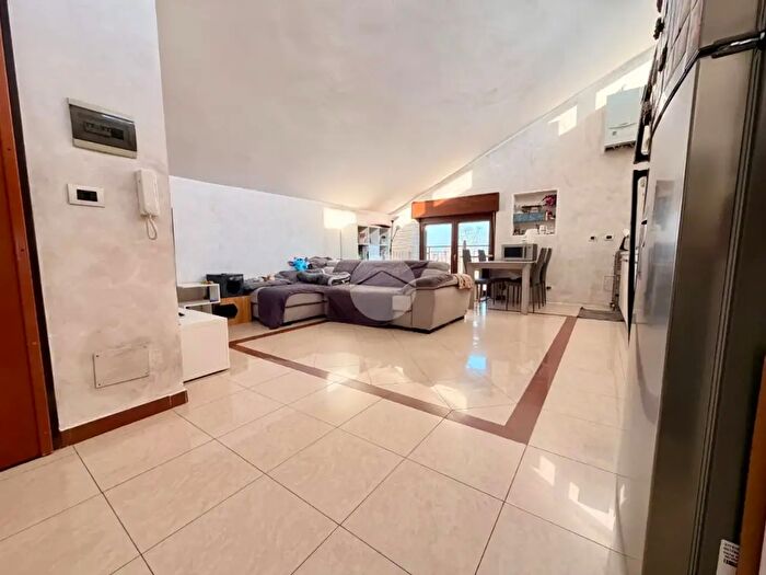 Appartamento con 5 locali in vendita in Via Pianezza, Torino