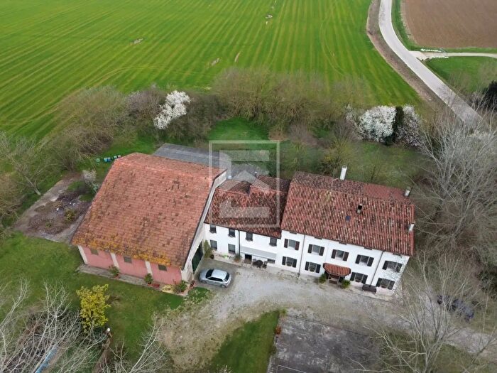 Casa con 7 locali in vendita in Strada Gabbiana, Castellucchio