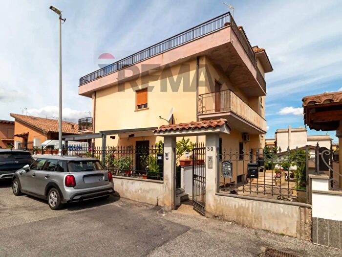 Appartamento trilocale in vendita in Via Ognina, Roma