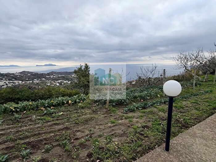 Casa quadrilocale in vendita in Piazza IV Novembre, Serrara Fontana