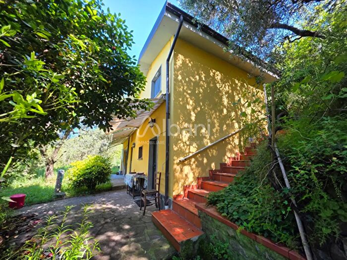 Casa quadrilocale in vendita in Follo