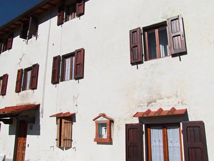 Casa con 10 locali in vendita in Londa