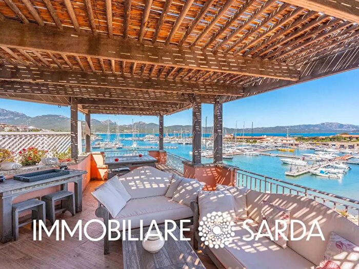 Appartamento con 12 locali in vendita in Via Sentiero della Casbah, Olbia