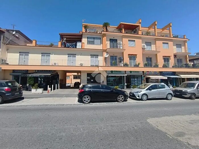Appartamento trilocale in vendita in Via Miliscola, Pozzuoli
