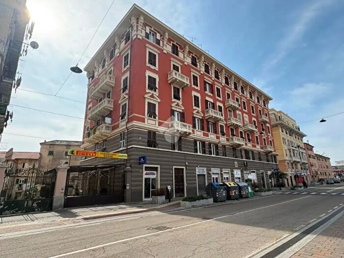 Appartamento con 7 locali in affitto in Via Cornigliano, Genova