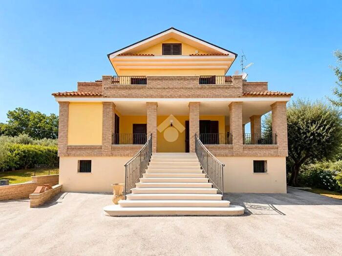 Casa con 6 locali in vendita in Via Piercecchi, Giulianova
