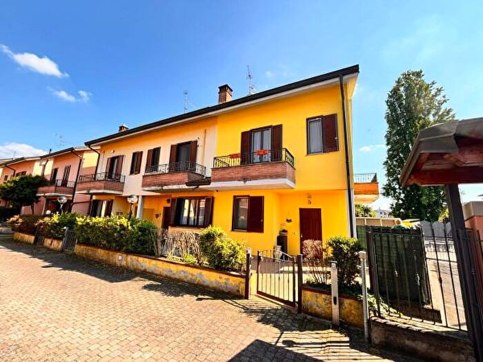 Casa quadrilocale in vendita in Via Martiri Resistenza, Casalpusterlengo