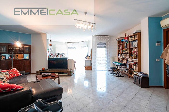 Appartamento trilocale in vendita in Via Cervino, Modena