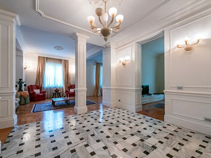 Appartamento con 7 locali in vendita in Milano