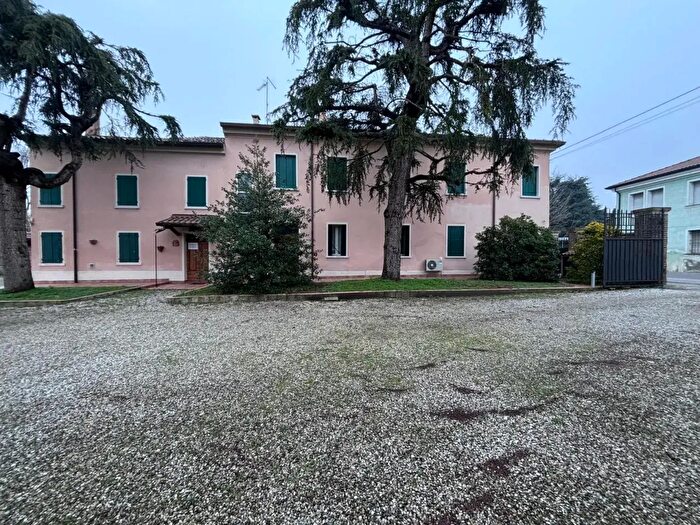 Casa con 7 locali in vendita in Trecenta