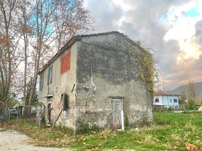 Casa con 7 locali in vendita in S Cristoforo, Massa