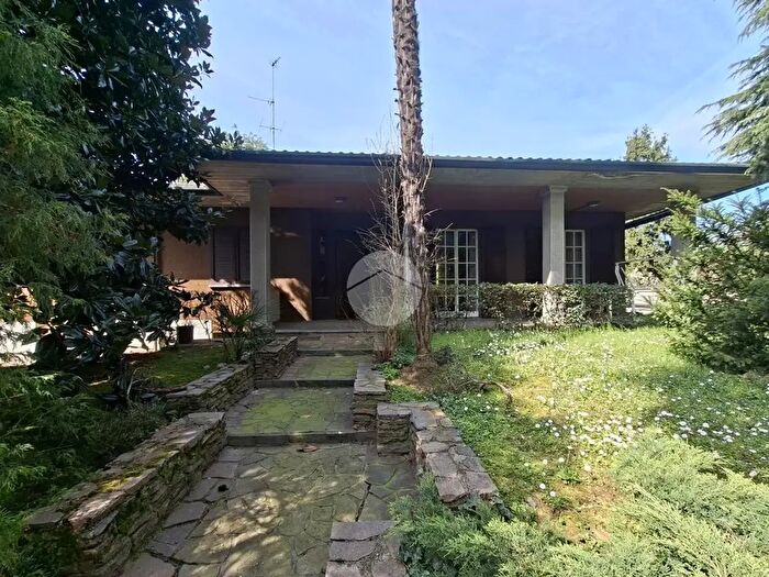 Casa quadrilocale in vendita in Via Baracca, Vittuone