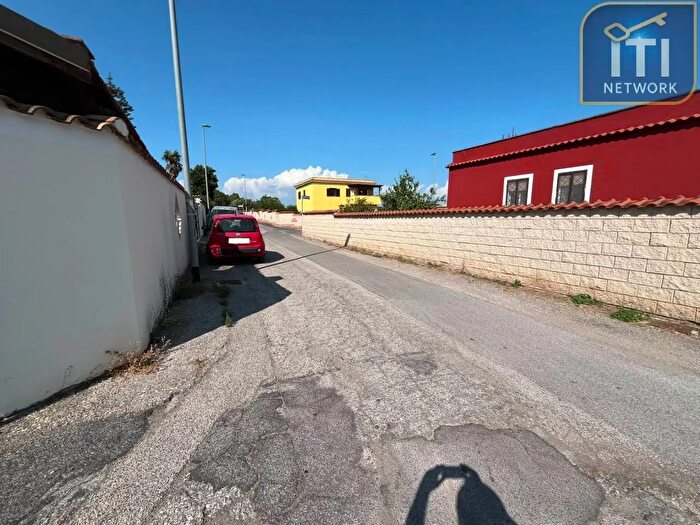 Casa trilocale in vendita in Via dei Gigli, Pomezia