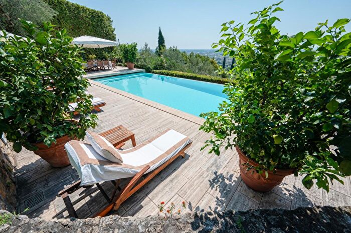 Casa con 9 locali in vendita in Alza Fiorita, Camaiore