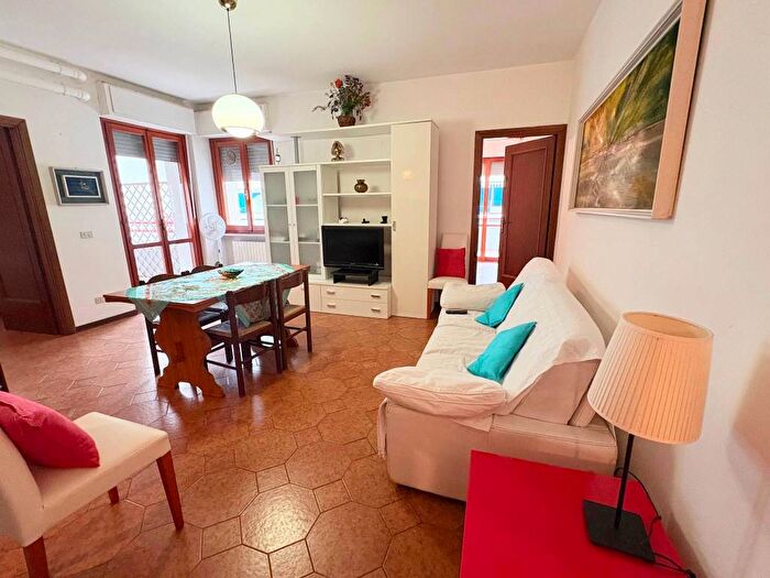 Appartamento trilocale in affitto in Via Ischia, Villa Rosa, Martinsicuro