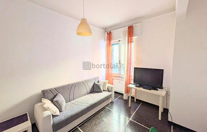 Appartamento con 6 locali in vendita in Via Rodi, Genova