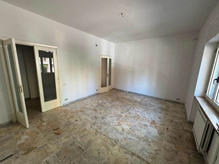 Appartamento quadrilocale in affitto in via frugiuele, Centro, Cosenza