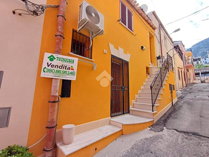 Casa quadrilocale in vendita in Via Renda, Castellammare Del Golfo