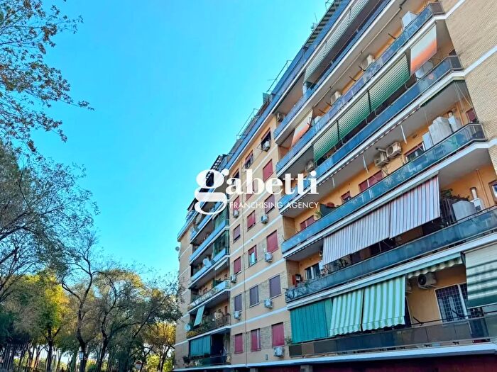 Appartamento trilocale in vendita in Via Filettino, Roma