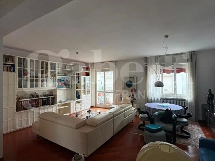 Appartamento trilocale in vendita in Via Parravicini, Milano