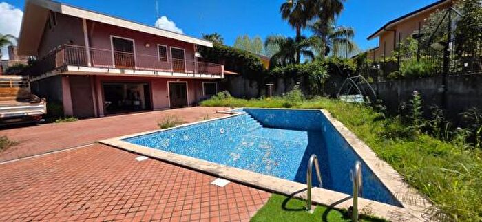 Casa con 6 locali in vendita in Aci Bonaccorsi