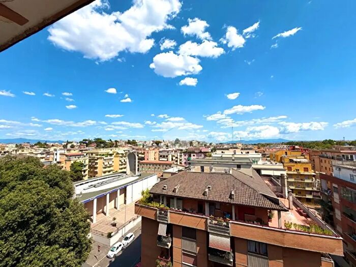 Appartamento trilocale in vendita in Via Conca d'Oro, Roma