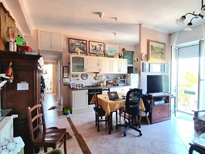 Appartamento trilocale in vendita in Via delle Vigne Nuove, Roma
