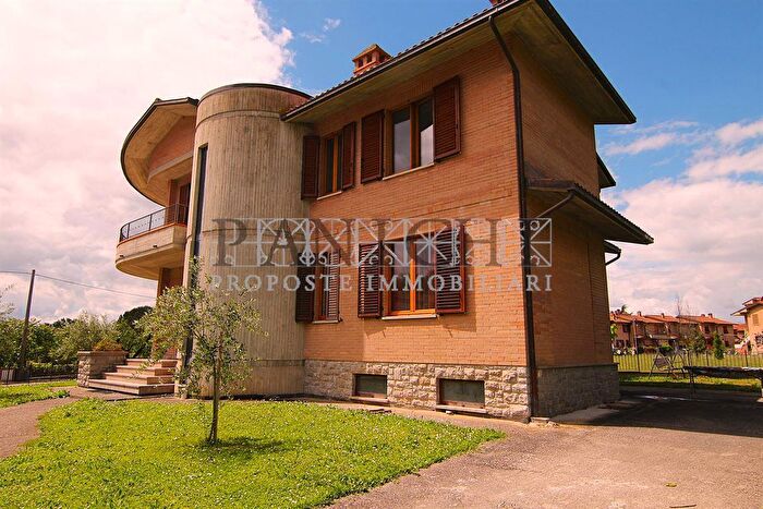 Casa con 10 locali in vendita in Asciano