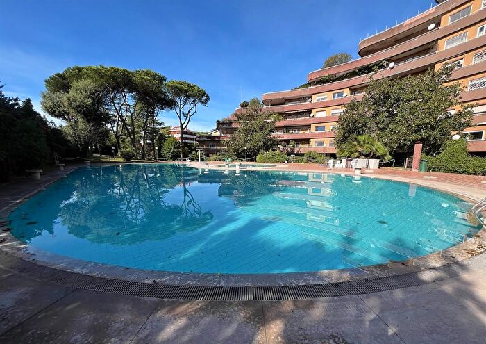 Appartamento con 6 locali in vendita in Via Fulvio Tomassucci, Roma