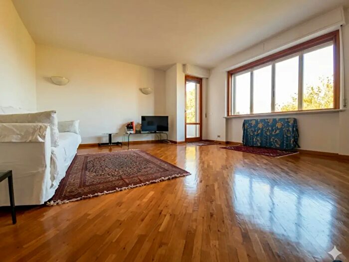 Appartamento con 14 locali in vendita in Via a Volta B, Falconara Marittima